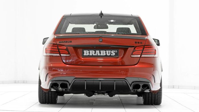 Οι άνθρωποι της Brabus τοποθέτησαν στο 850 6.0 Biturbo ένα carbon body kit και 20άρες Monoblock ζάντες.